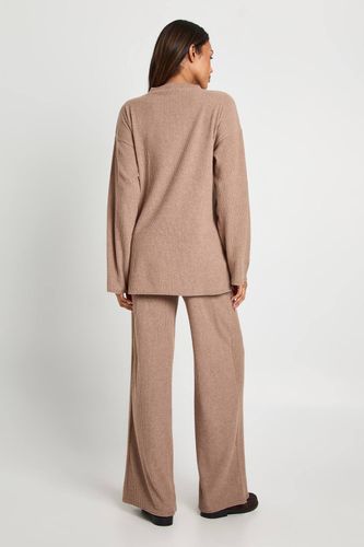 Ensemble détentes enceintes en côtes brossées, haut à col montant et pantalon | Taille 44 - boohoo - Modalova