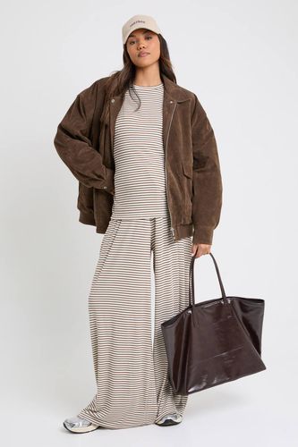 Haut de Maternité à Manches Longues Rayé Côtelé | Taille 40 - boohoo - Modalova