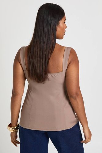 Haut à col à rabat avec garniture dorée Plus | Taille 48 - boohoo - Modalova