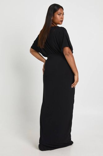 Plus robe maxi à double couche froncée, décolleté plongeant et manches chauve-souris | Taille 48 - boohoo - Modalova