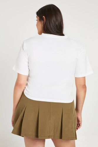 T-shirt Plus avec épaulettes et détail de nœud | Taille 48 - boohoo - Modalova
