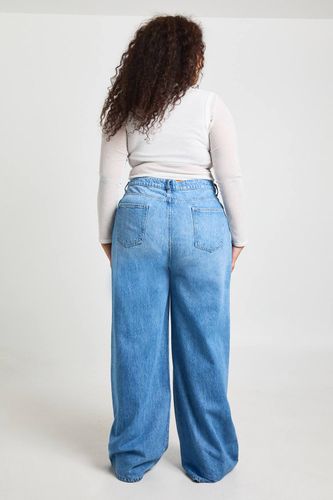 Jean Large Taille Haute Plus Basics | Taille 46 - boohoo - Modalova