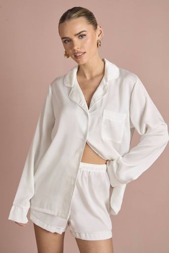 Ensemble Pyjama de Mariée 'Bride' en Satin Brodé avec Chemise à Manches Longues et Short | Taille 48 - boohoo - Modalova