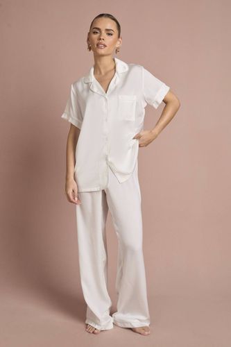 Ensemble Pyjama de Mariée 'Bride' en Satin Brodé avec Chemise à Manches Courtes et Pantalon | Taille 48 - boohoo - Modalova