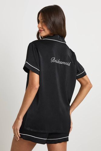 Ensemble Pyjama Satiné Brodé 'Demoiselle d'Honneur' Chemise Manches Courtes & Short de Mariée | Taille 44 - boohoo - Modalova