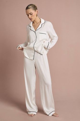 Ensemble Pyjama de Mariée 'Bride' en Satin Brodé avec Chemise à Manches Longues et Pantalon | Taille 48 - boohoo - Modalova