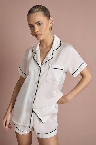 Ensemble Pyjama de Mariée 'Bride' en Satin Brodé avec Chemise à Manches Courtes et Short | Taille 48 - boohoo - Modalova