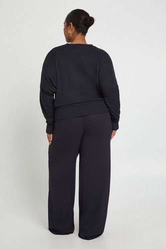 Plus Ensemble haut à manches longues batwing ultra doux et pantalon coordonné | Taille 48 - boohoo - Modalova