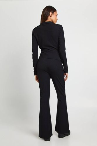 Ensemble coordonné de maternité : haut à côtes enveloppant et pantalon | Taille 44 - boohoo - Modalova