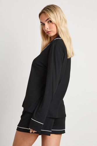 Ensemble Pyjama Chemise À Manches Longues Et Short En Jersey Avec Détails Passepoilés | Taille 44 - boohoo - Modalova