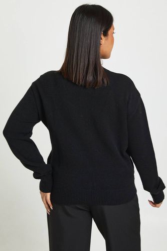 Synthétiquell Col Rond à Boutons Dorés Grande Taille | Taille 24-26 - boohoo - Modalova
