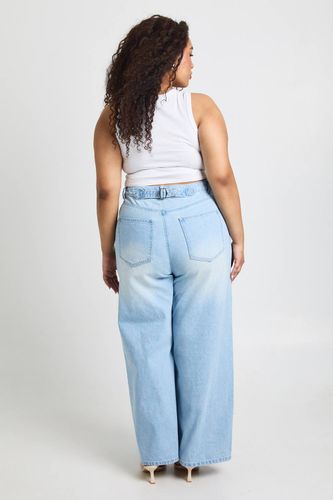 Jean Grande Taille Coupe Ample Taille Cintrée Avec Ajusteur | Taille 48 - boohoo - Modalova