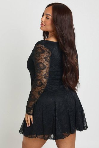 Robe Mini Patineuse à Godets en Dentelle Grande Taille | Taille 48 - boohoo - Modalova