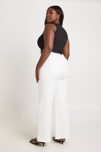 Le Jean Taille Haute Coupe Droite Grande Taille | Taille 28/32L - boohoo - Modalova