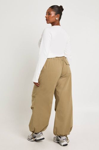 Pantalon Cargo Grande Taille en Nylon avec Ceinture à Nouer | Taille 48 - boohoo - Modalova