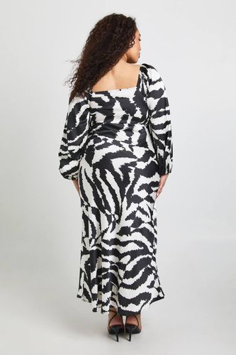 Robe Midaxi Satinée à Manches Volumineuses Imprimé Animalier Mixte Grande Taille | Taille 48 - boohoo - Modalova