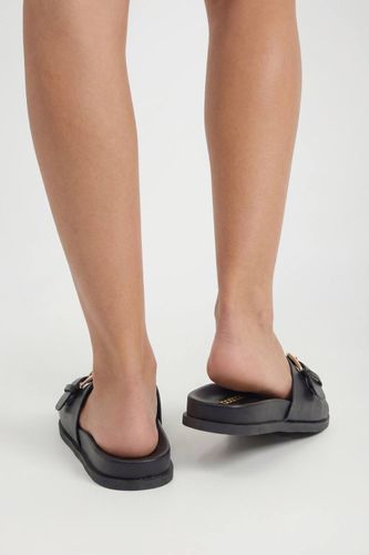 Sandales Mules À Bride Avec Boucle Et Coupe Large | Taille 39 - boohoo - Modalova