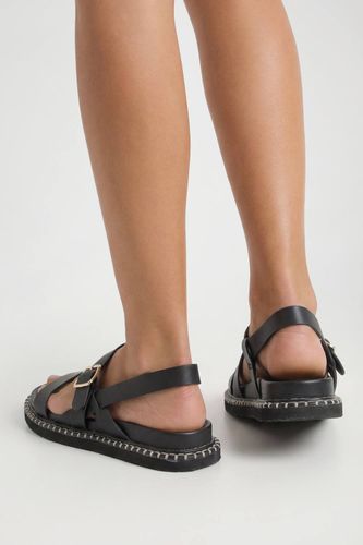 Sandales À Plateforme Avec Détail De Brides Croisées | Taille 37 - boohoo - Modalova