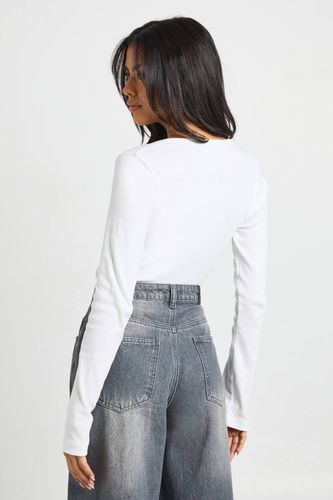 Haut à Manches Longues Côtelé avec Boutons et Col en V | Taille 44 - boohoo - Modalova
