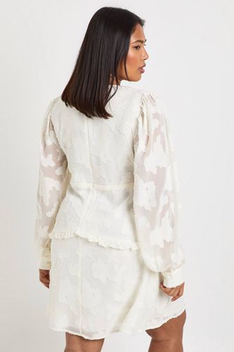 Robe Smockée À Volants En Mousseline Dévorée Grande Taille | Taille 48 - boohoo - Modalova