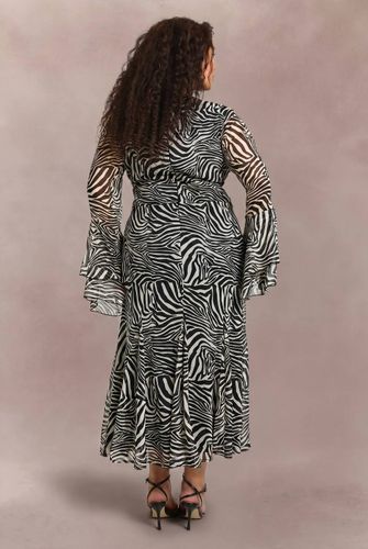 Robe Patineuse Midaxi Grande Taille à Imprimé avec Manchettes Évasées et Godets | Taille 48 - boohoo - Modalova