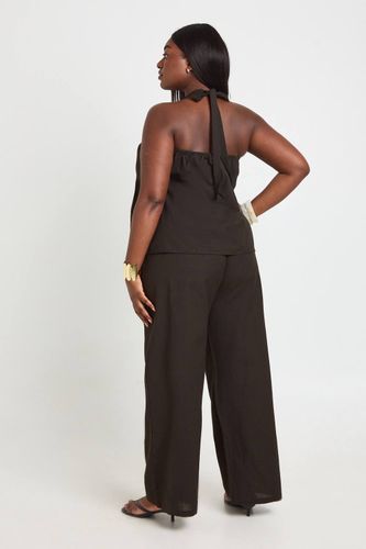 Ensemble Grande Taille Top Dos Nu Plissé Effet Lin Et Pantalon | Taille 46 - boohoo - Modalova