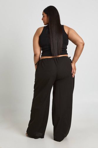 Pantalon Grande Taille En Lin À Jambes Larges Taille Basse Avec Liens Sur Les Côtés | Taille 48 - boohoo - Modalova