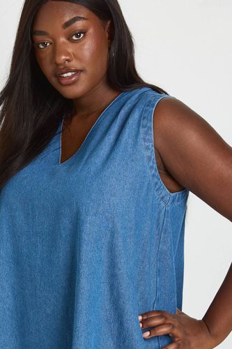 Robe Mini En Chambray Grande Taille À Col V | Taille 46 - boohoo - Modalova