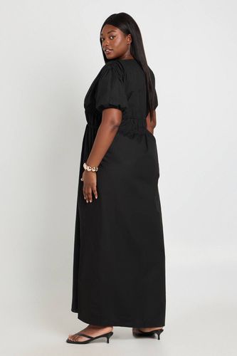 Robe Maxi Grande Taille À Fronces Et Lien Noué Devant | Taille 48 - boohoo - Modalova