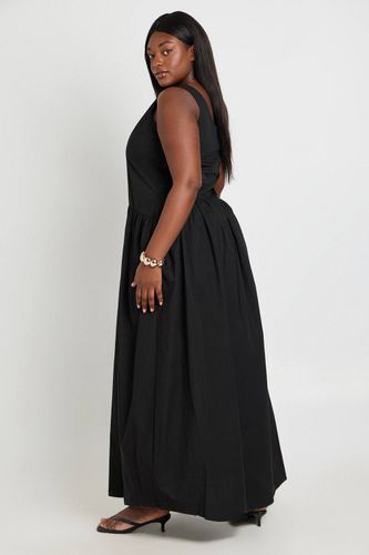 Robe Maxi Plissée En Popeline De Coton Grande Taille | Taille 48 - boohoo - Modalova