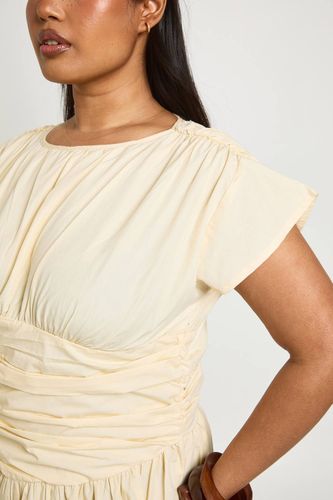 Robe Longue Cintrée À Détail Froncé Plus | Taille 46 - boohoo - Modalova