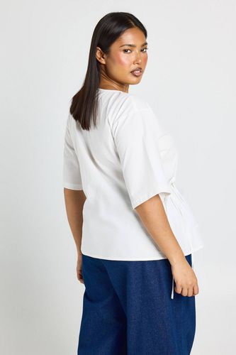 Haut Grande Taille En Popeline De Coton À Manches Courtes Avec Liens Latéraux | Taille 48 - boohoo - Modalova