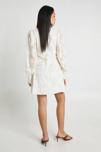Robe Mini À Manches Bouffantes Et Détail Volant En Tissu Dévoré | Taille 42 - boohoo - Modalova