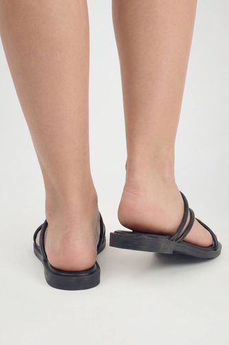 Sandales À Lanières Entre-Doigts Avec Détails Métalliques | Taille 40 - boohoo - Modalova