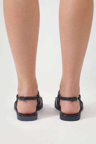 Sandales À Brides Avec Détail Hardwear Entre-orteils | Taille 37 - boohoo - Modalova