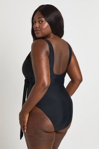 Maillot De Bain Grande Taille À Détail Cache-cœur Et Contrôle Du Ventre | Taille 48 - boohoo - Modalova