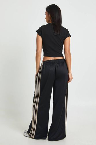 Jogging Petite à Jambes Larges avec Bandes Latérales et Poignets Ajustables | Taille Medium - boohoo - Modalova