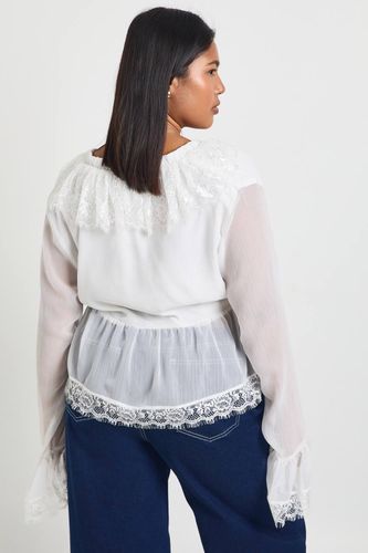 Blouse Grande Taille En Mousseline À Volants Et Bordure En Dentelle | Taille 48 - boohoo - Modalova