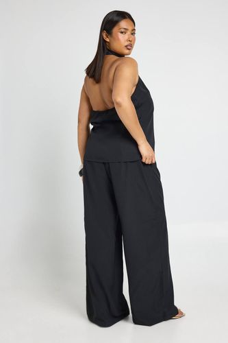 Ensemble Grande Taille Top Dos Nu Et Pantalon Large En Crêpe | Taille 46 - boohoo - Modalova