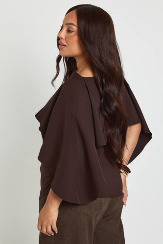 Haut Grande Taille Avec Superposition Cape | Taille 48 - boohoo - Modalova