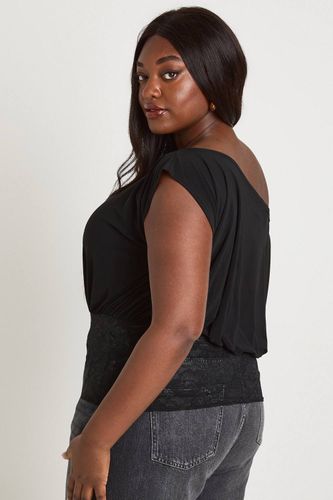 Haut Blouson Grande Taille À Épaules Dénudées Avec Empiècement En Dentelle | Taille 48 - boohoo - Modalova