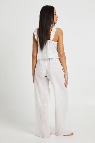Ensemble Pyjama Caraco Et Pantalon Avec Détail De Volant En Broderie Anglaise | Taille 44 - boohoo - Modalova