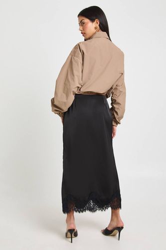 Jupe Mi-longue Satinée À Bordure En Dentelle | Taille 44 - boohoo - Modalova