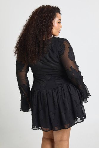 Robe Mini Grande Taille À Motif Floral Dévoré Et Ourlet Asymétrique | Taille 48 - boohoo - Modalova