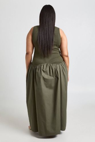 Robe Maxi Grande Taille En Coton Côtelé Avec Ourlet Tombant | Taille 48 - boohoo - Modalova