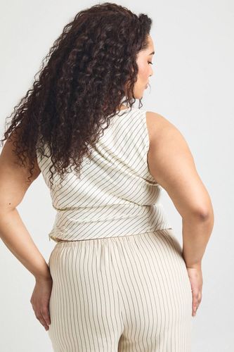 Haut Grande Taille À Rayures Col Nageur Et Ourlet Asymétrique | Taille 48 - boohoo - Modalova