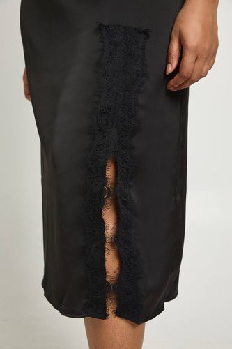 Robe Nuisette Satinée Grande Taille Avec Détails De Dentelle Contrastante | Taille 48 - boohoo - Modalova