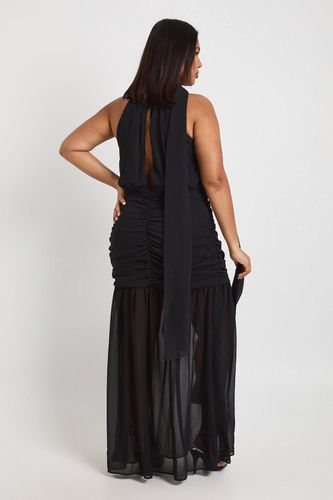 Robe Longue Grande Taille Col Licou Avec Détail Foulard Et Jupe Évasée | Taille 48 - boohoo - Modalova