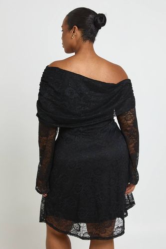 Robe Patineuse Grande Taille En Dentelle Asymétrique À Épaules Dénudées | Taille 48 - boohoo - Modalova