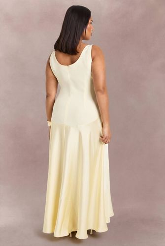 Robe Grande Taille Sans Manches En Crêpe Avec Jupe En Satin | Taille 44 - boohoo - Modalova